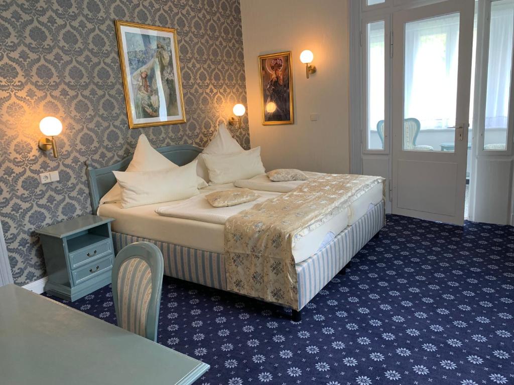 Postel nebo postele na pokoji v ubytování Hotel Seeufer