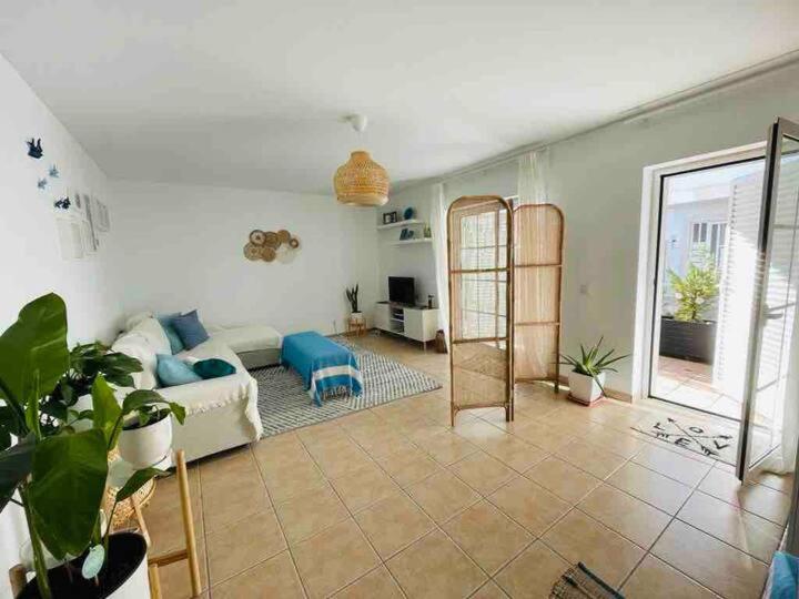 sala de estar con sofá y mesa en Casa da Boa Gente, en Cabanas de Tavira