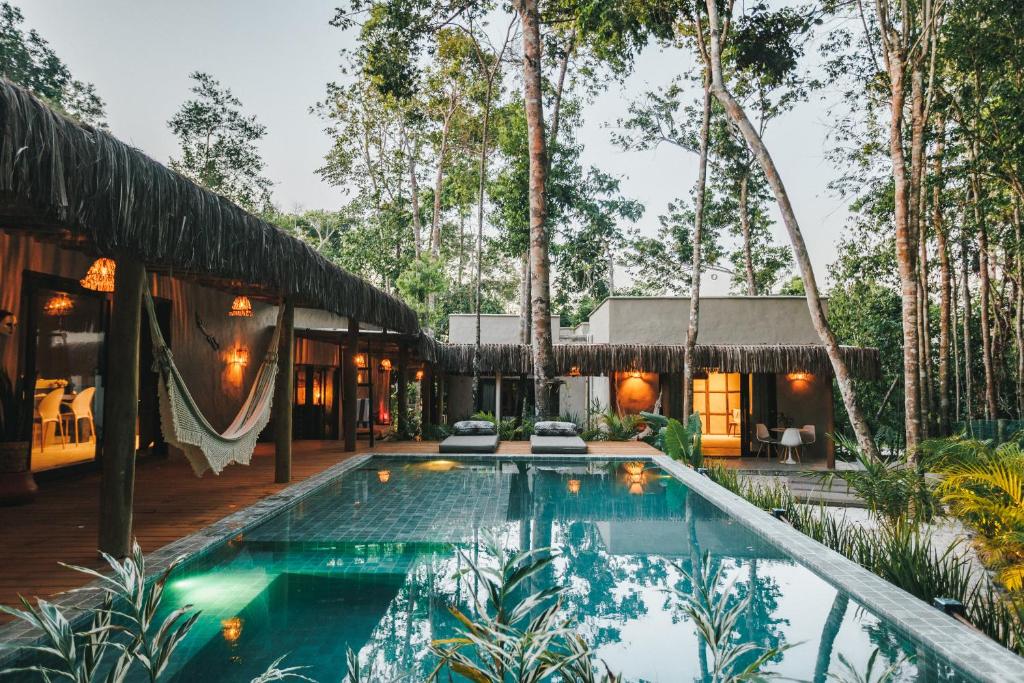 une villa avec une piscine en face d'une maison dans l'établissement CASA SUKHA Hotel, à Trancoso