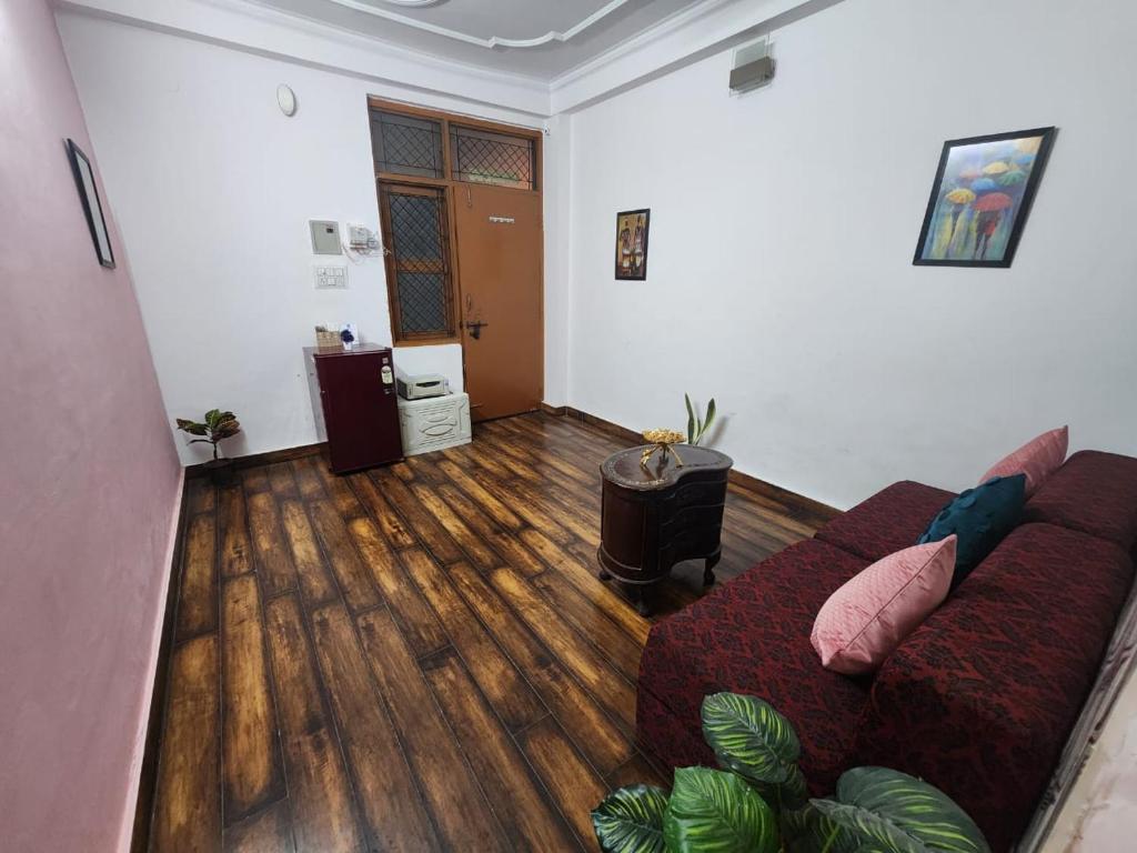 Homlee-Best Value flat with kitchen Near Metro - Apartment With Balcony