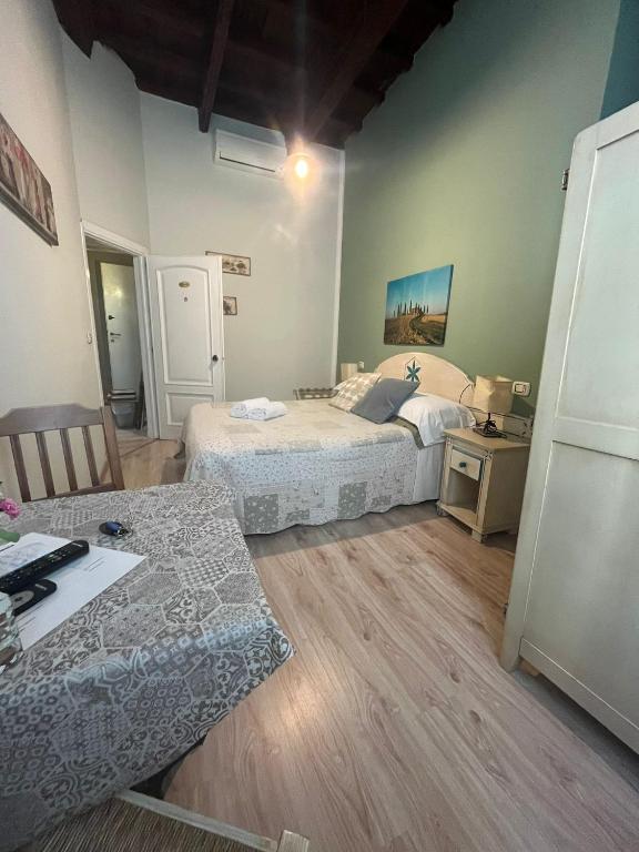 Una cama o camas en una habitación de Cicerone Guest House