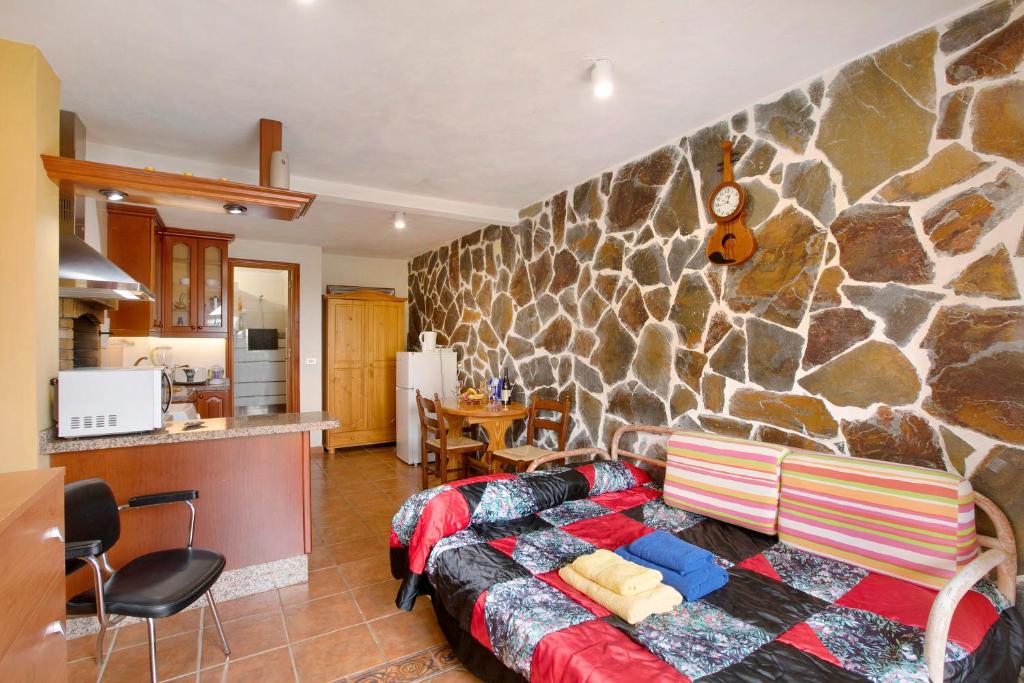 ein Wohnzimmer mit einer Steinmauer in der Unterkunft Estudio Mario in La Laguna