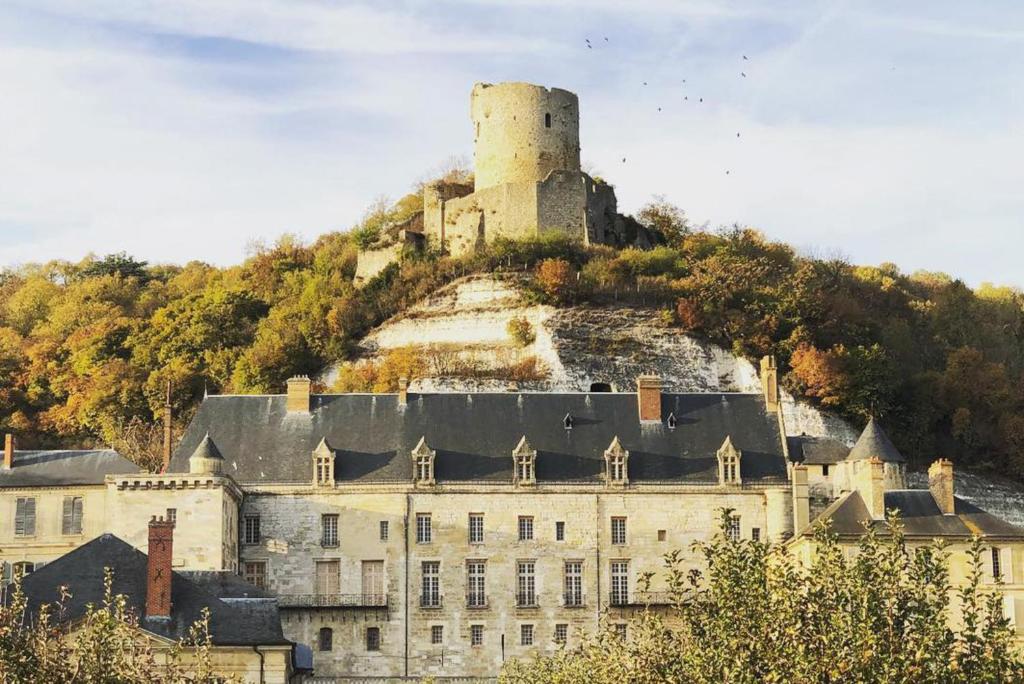 a castle on top of a building on a hill at Appt cosy coeur historique+park, 5mn gare Vernon in Vernon