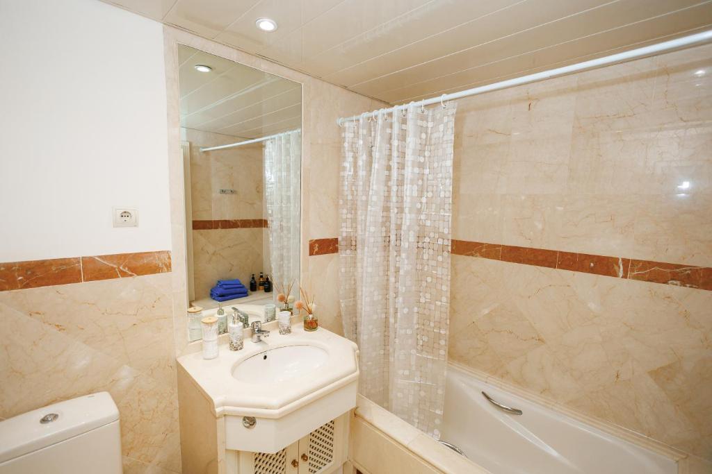 Koupelna v ubytování Two-room apartment in Elviria NEAR THE BEACH with parking