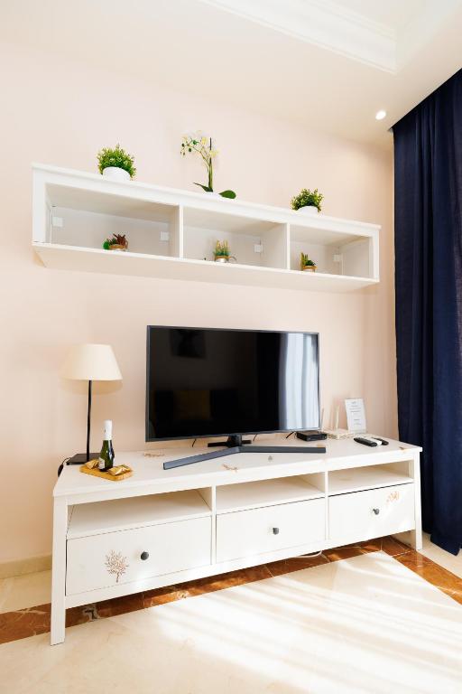 TV a/nebo společenská místnost v ubytování Two-room apartment in Elviria NEAR THE BEACH with parking