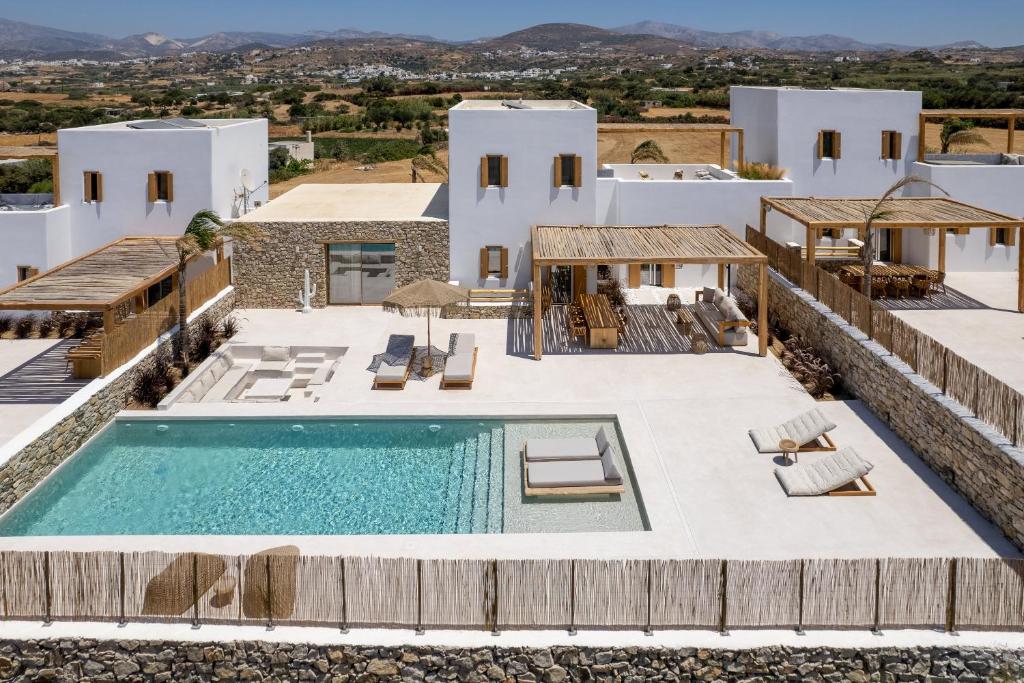 una imagen de una villa con piscina en Cocopalm Villas Naxos en Naxos