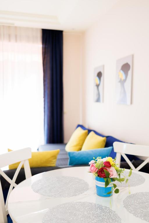Postel nebo postele na pokoji v ubytování Two-room apartment in Elviria NEAR THE BEACH with parking
