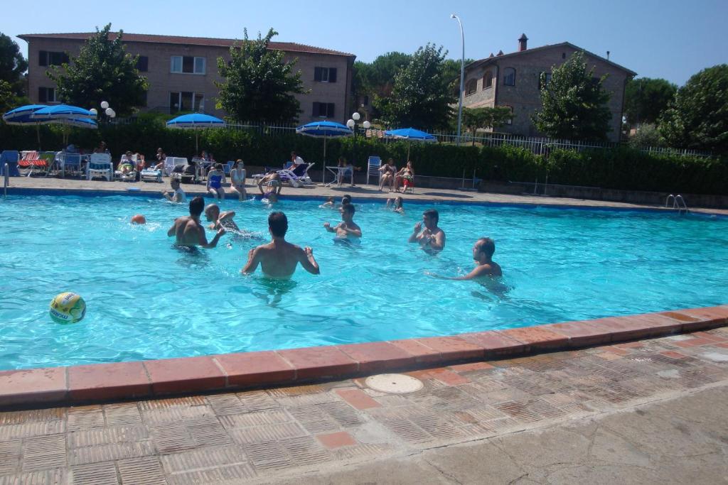 Bazén v ubytování Albergo Di Murlo nebo v jeho okolí
