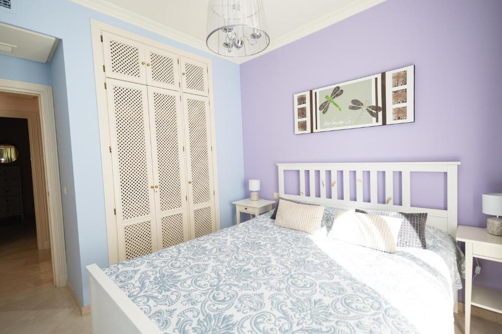 Postel nebo postele na pokoji v ubytování Two-room apartment in Elviria NEAR THE BEACH with parking