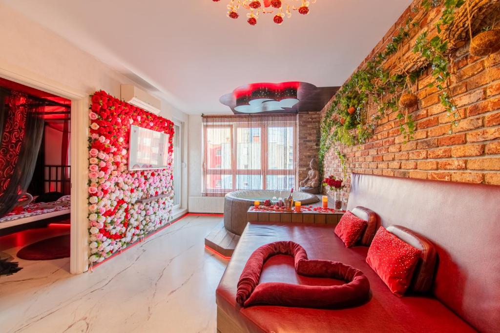 ein Wohnzimmer mit einem roten Sofa und einer Ziegelwand in der Unterkunft Jacuzzi - Love - BDSM - Extra Luxury - EV chargger - Valentine's Day - Red Room - Flexible SelfCheckIns 28 in Zagreb