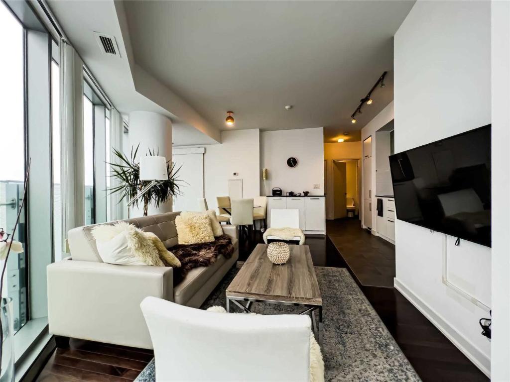 sala de estar con sofá y mesa en Luxury Condo in the Heart of Toronto - Next to Scotiabank Arena en Toronto