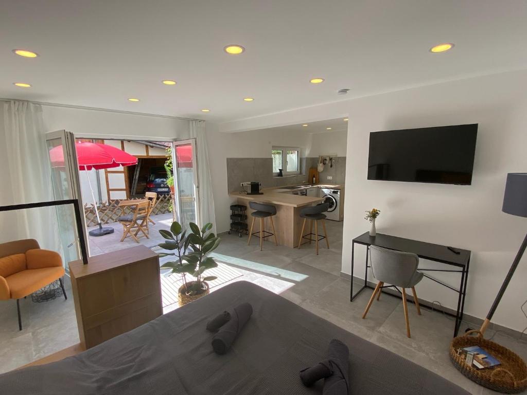 a living room with a television and a living room at Ferienwohnung Schleifnest in Heppenheim an der Bergstrasse