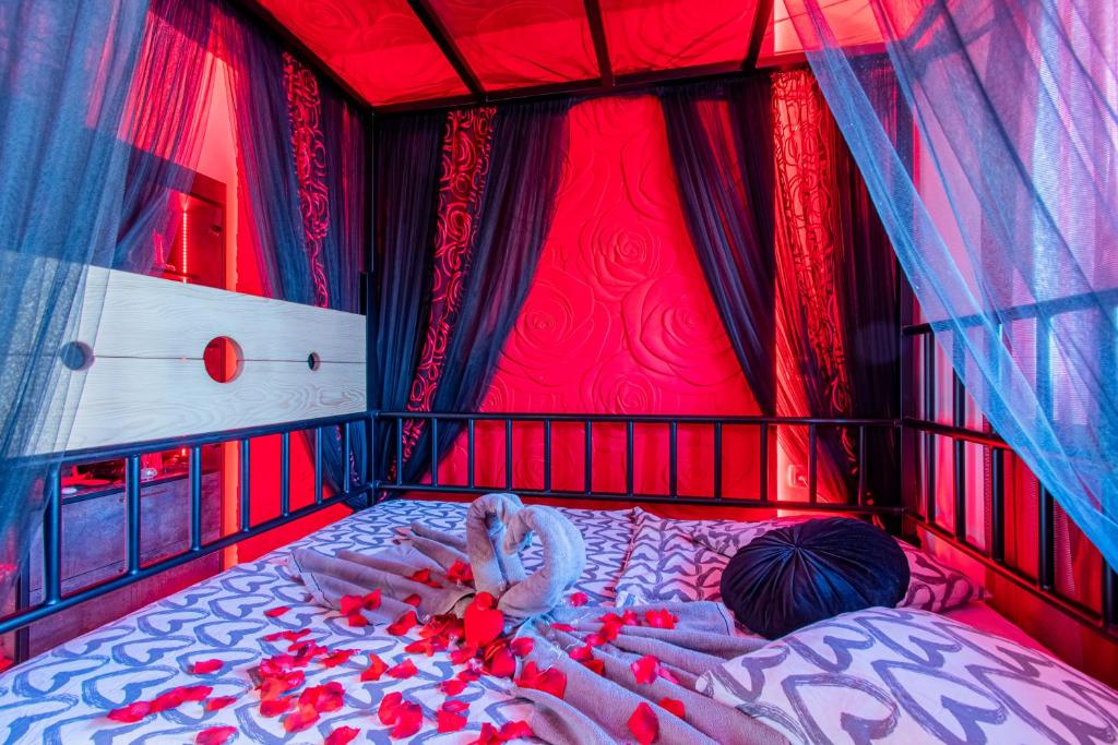 hotel mit sexspielzeug Jacuzzi - Love - BDSM - Extra Luxury - EV chargger - Valentine's Day - Red  Room