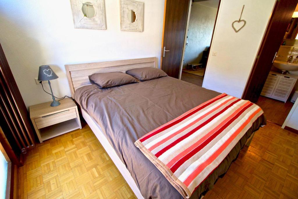 Postel nebo postele na pokoji v ubytování Joli appartement ensoleillé à Vercorin