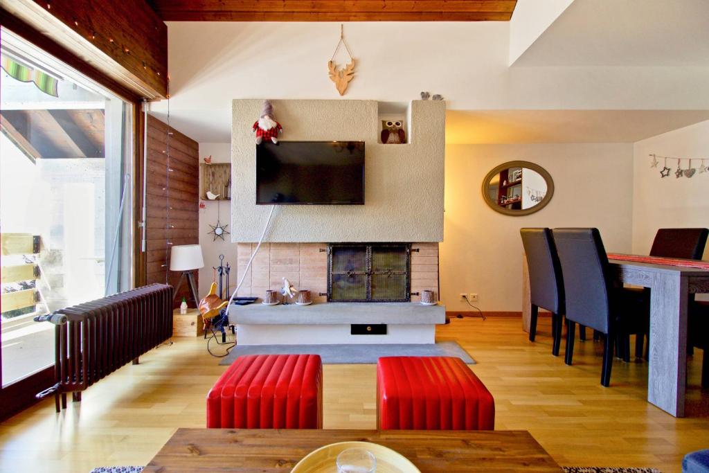 TV a/nebo společenská místnost v ubytování Joli appartement ensoleillé à Vercorin