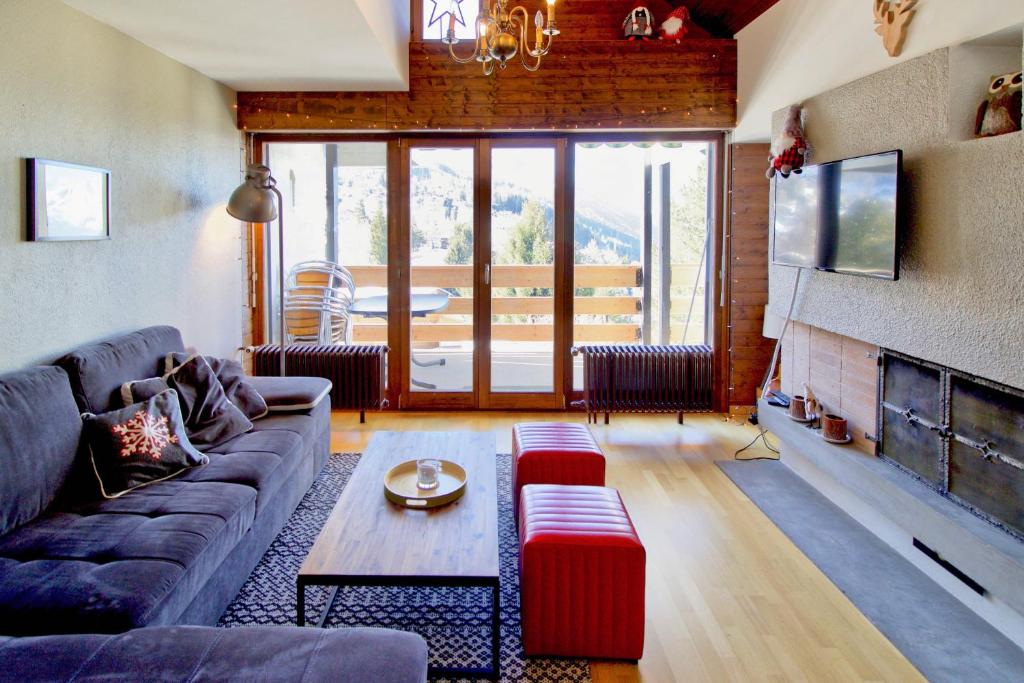 a living room with a couch and a fireplace at Joli appartement ensoleillé à Vercorin in Vercorin