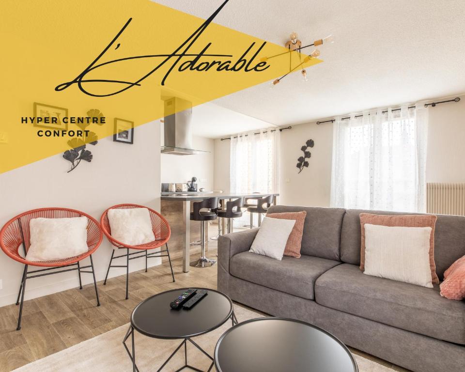 uma sala de estar com um sofá e cadeiras em L'adorable Confort & Central em Clermont-Ferrand