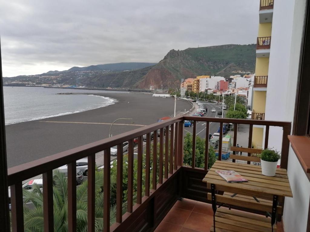 balcón con mesa y vistas a la playa en Maritima Beach apartamento, en Santa Cruz de la Palma