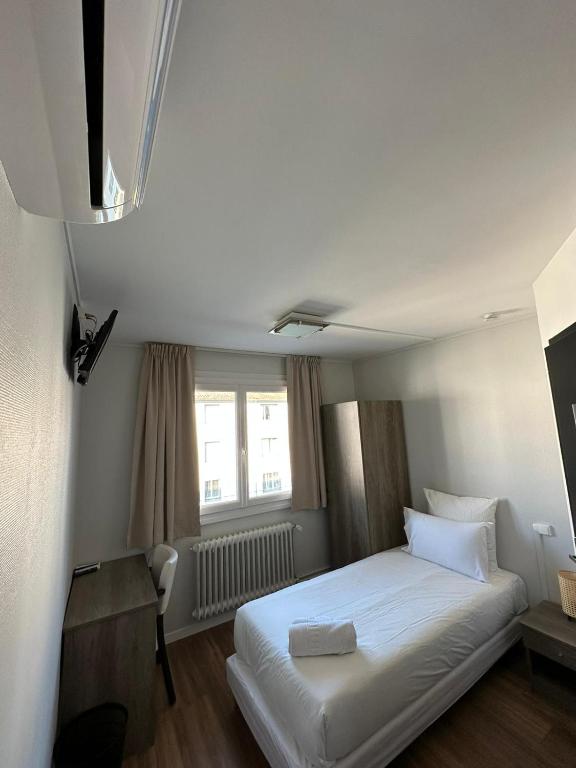 Postel nebo postele na pokoji v ubytování Hôtel Le Costellan