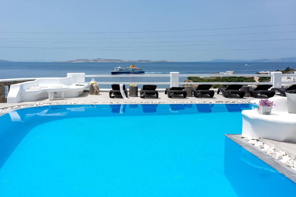 uma piscina com vista para o oceano em Flaskos Suites and more em Agios Stefanos