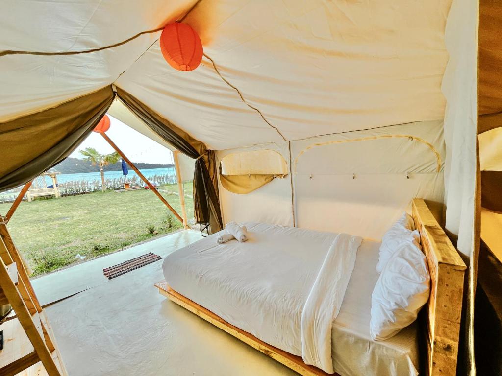 Postel nebo postele na pokoji v ubytování Diamond Glamping by BIO Management