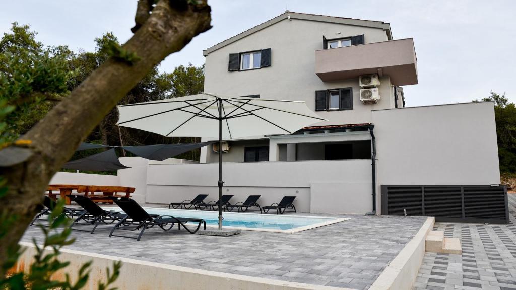 Villa Pinia with pool, Zadar