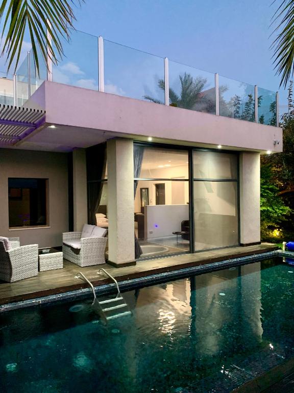 Bazén v ubytování Diamond Mansion-Suite B nebo v jeho okolí