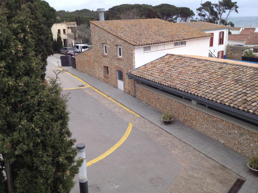 an empty street in a town with buildings at Alberg L'Escala Xanascat in L'Escala