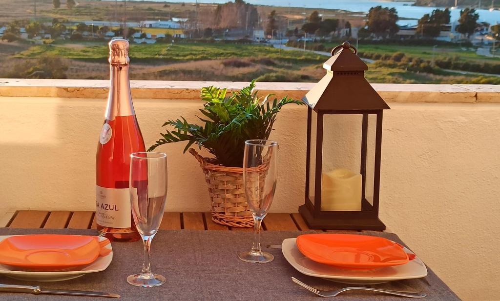 una mesa con una botella de vino y dos copas en Torralta Alvor Beach 601, en Alvor