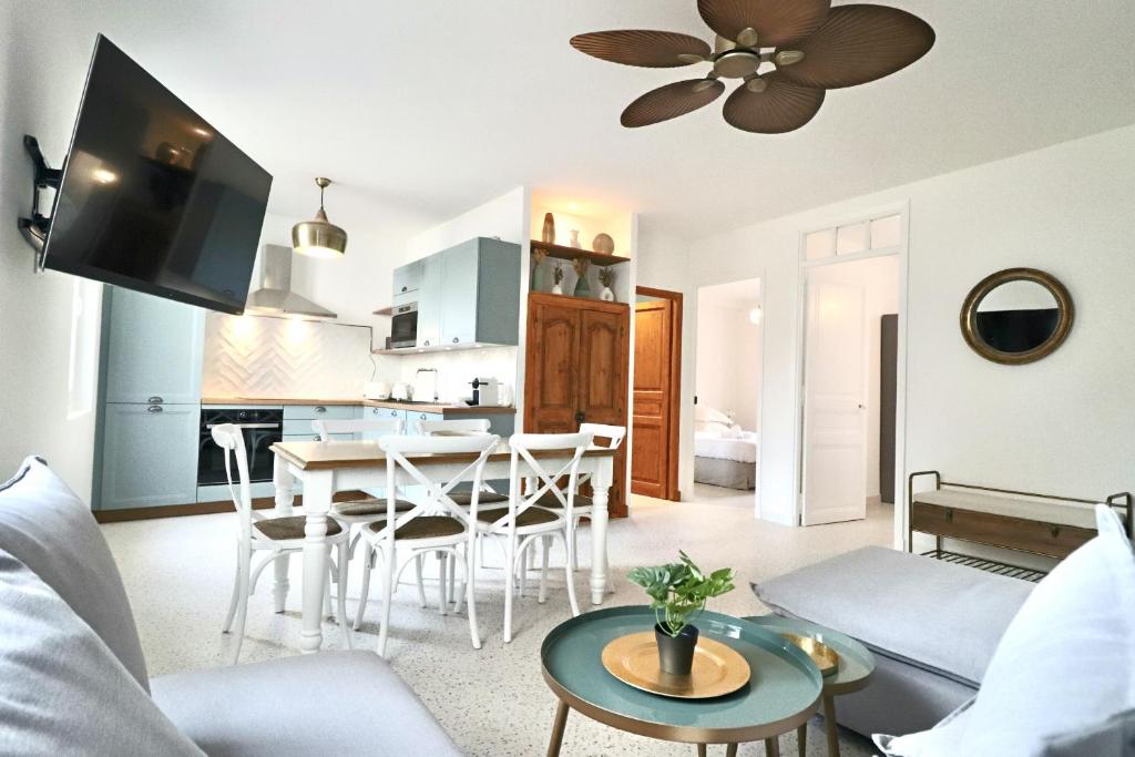 Televízia a/alebo spoločenská miestnosť v ubytovaní FERSEN Bright apartment renovated for 5 people in center of Old Antibes