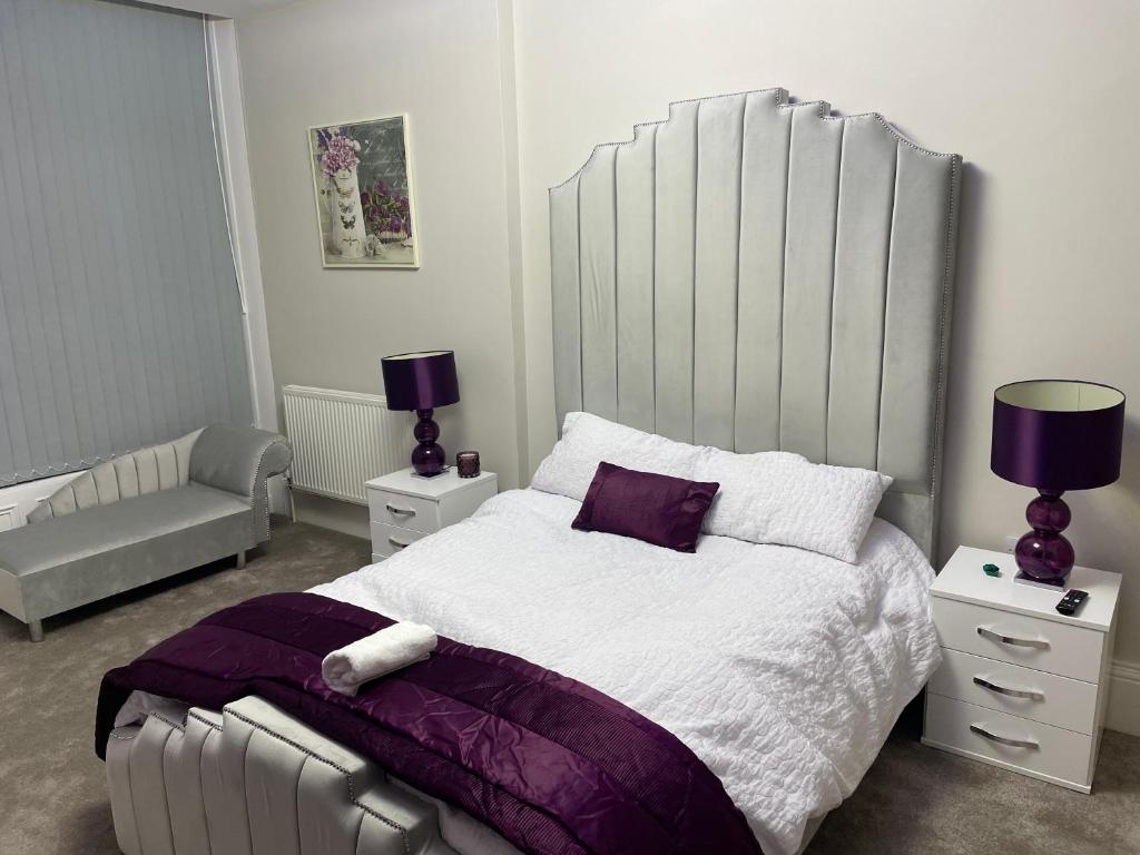 Postel nebo postele na pokoji v ubytování Imperial Suites Bradford