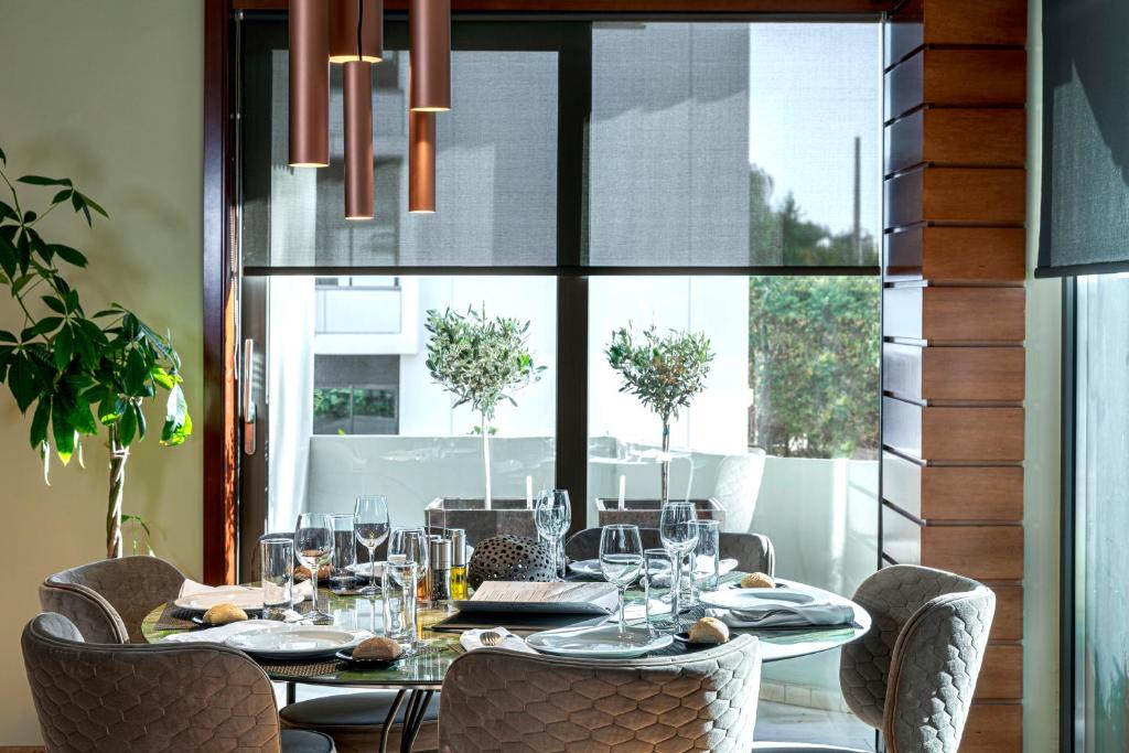 Posedenie v ubytovaní Blazer Suites Hotel