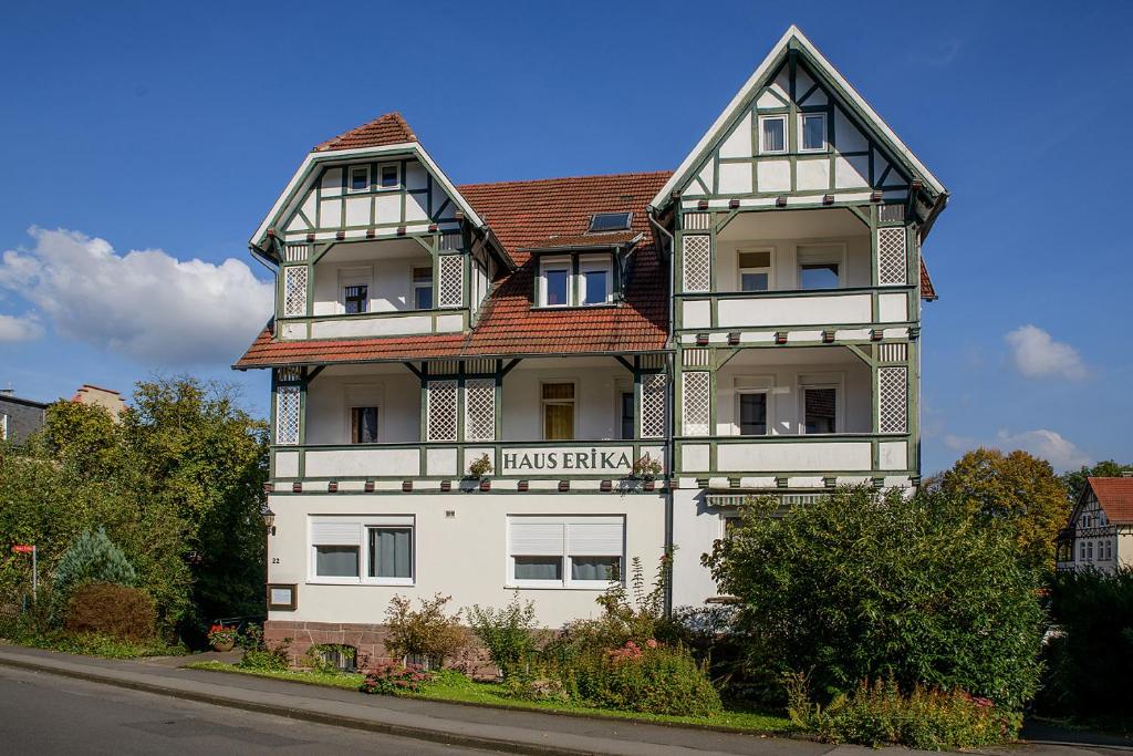 ein hohes weißes Gebäude mit rotem Dach in der Unterkunft Haus Erika in Bad Sooden-Allendorf