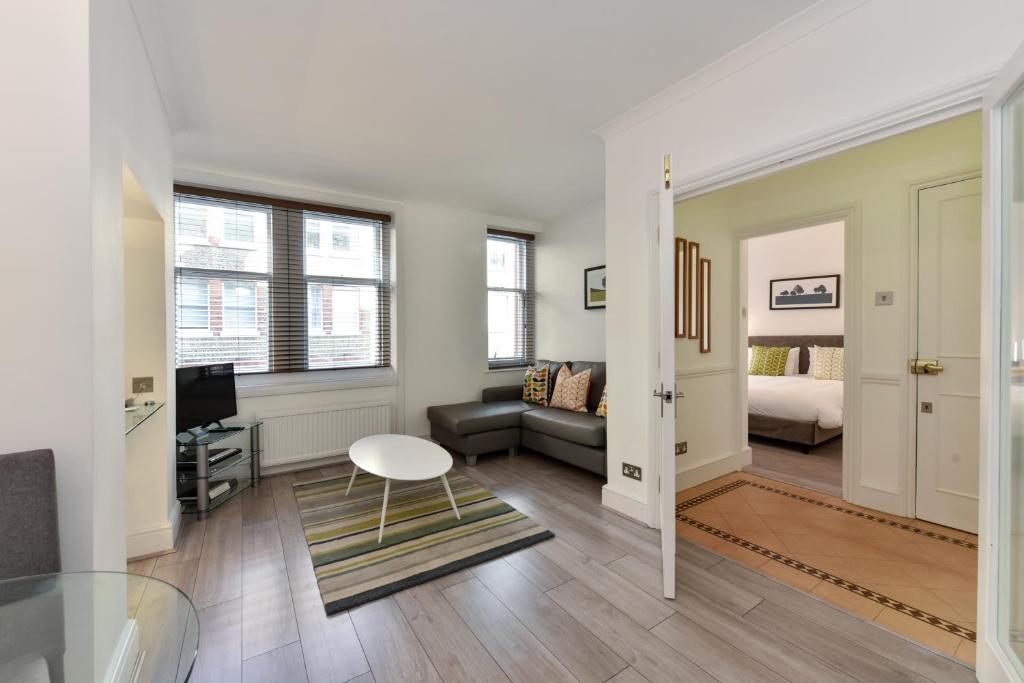 een woonkamer met een bank en een tafel bij Chiltern Street Serviced Apartments by Globe Apartments in Londen