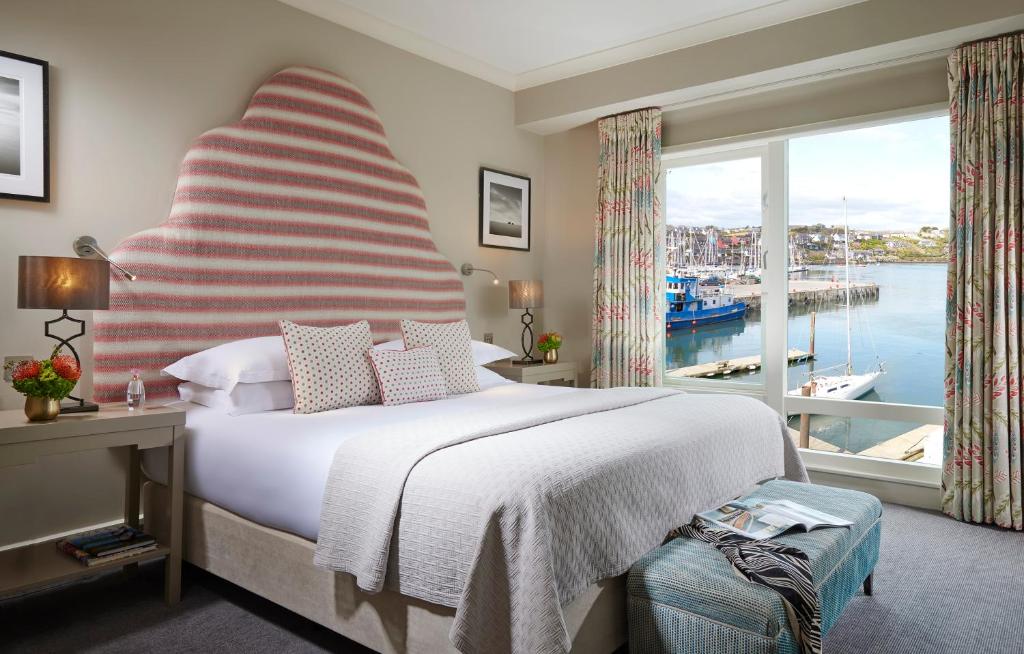 Postel nebo postele na pokoji v ubytování Trident Hotel Kinsale