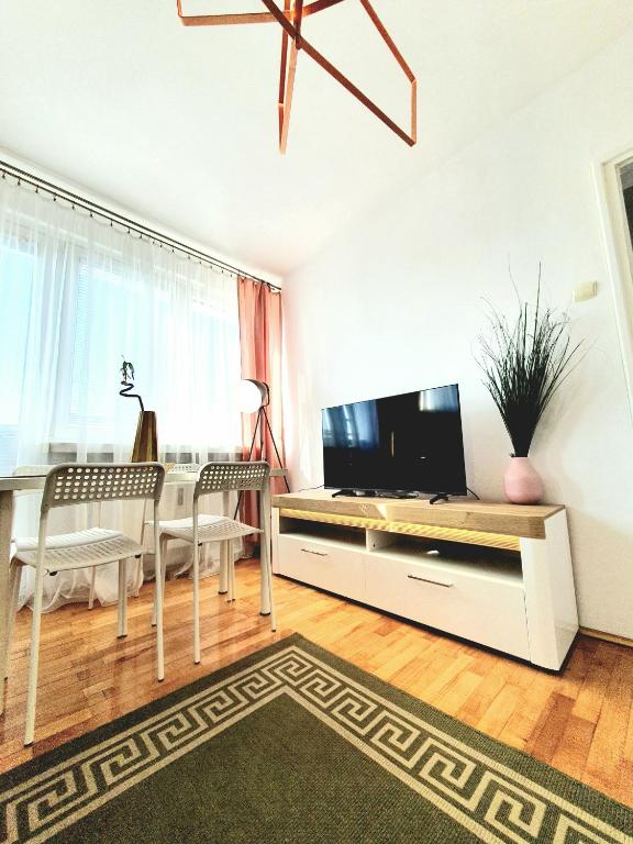 Televízia a/alebo spoločenská miestnosť v ubytovaní Positive Olive Apartment