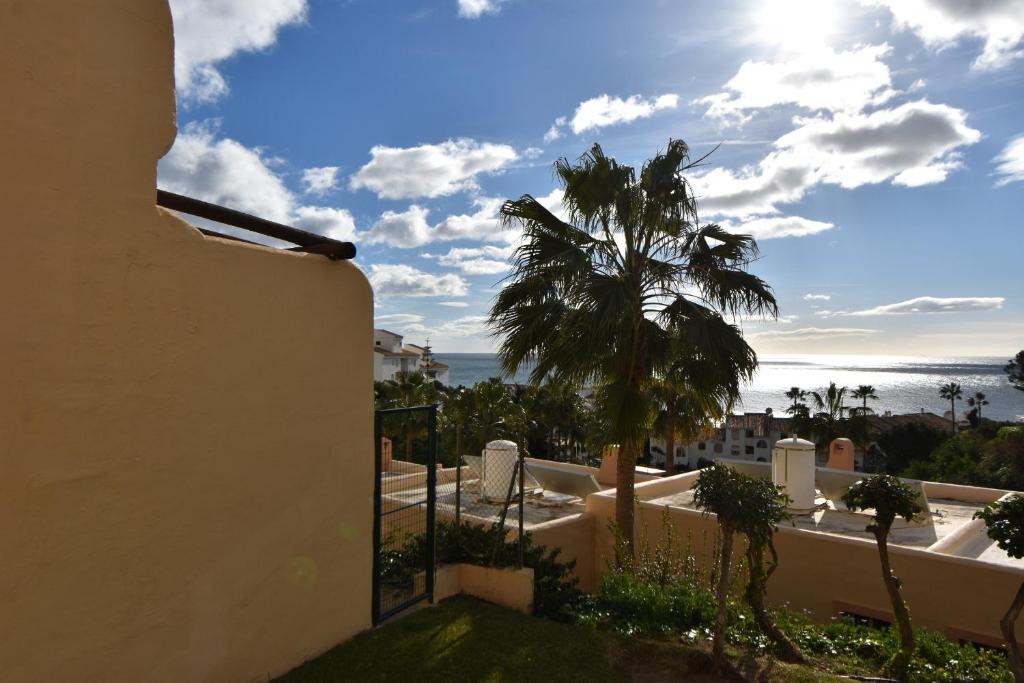 widok na ocean z balkonu domu w obiekcie Studio Apt Walking Distance to Beach Wyndham Resor w mieście Mijas Costa