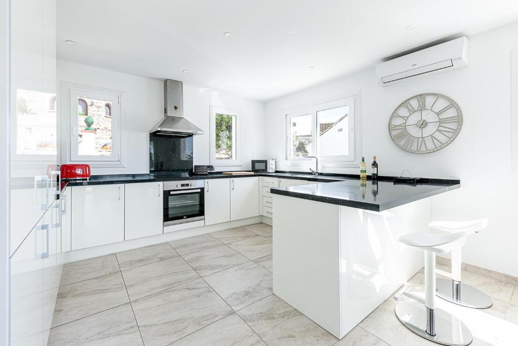 Kuchnia lub aneks kuchenny w obiekcie Luxury villa with Private Pool Benalmadena