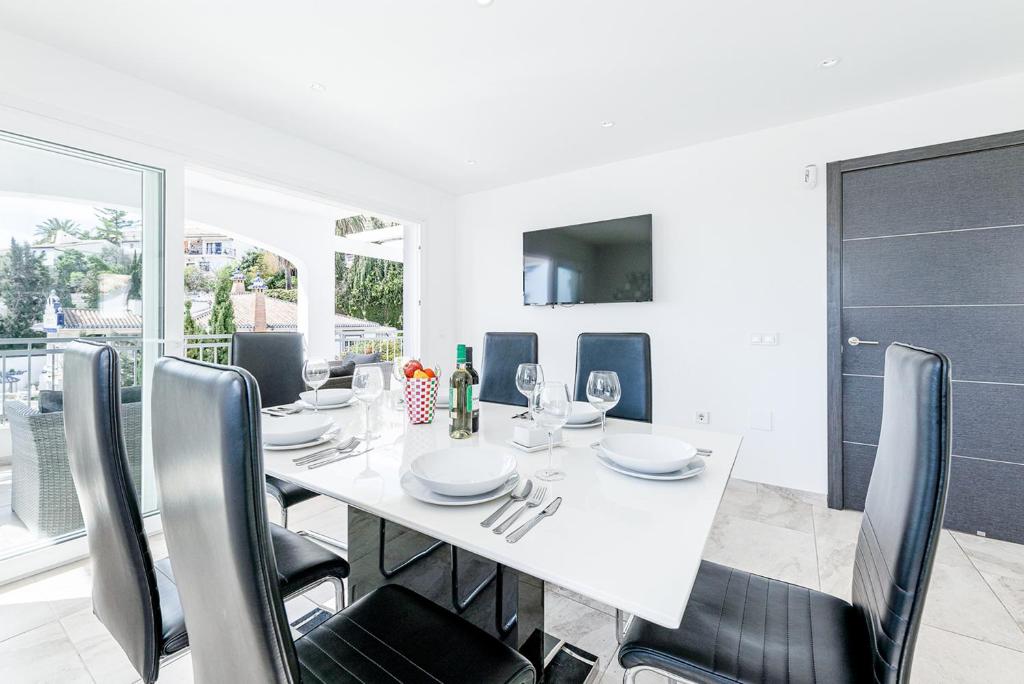 Telewizja i/lub zestaw kina domowego w obiekcie Luxury villa with Private Pool Benalmadena
