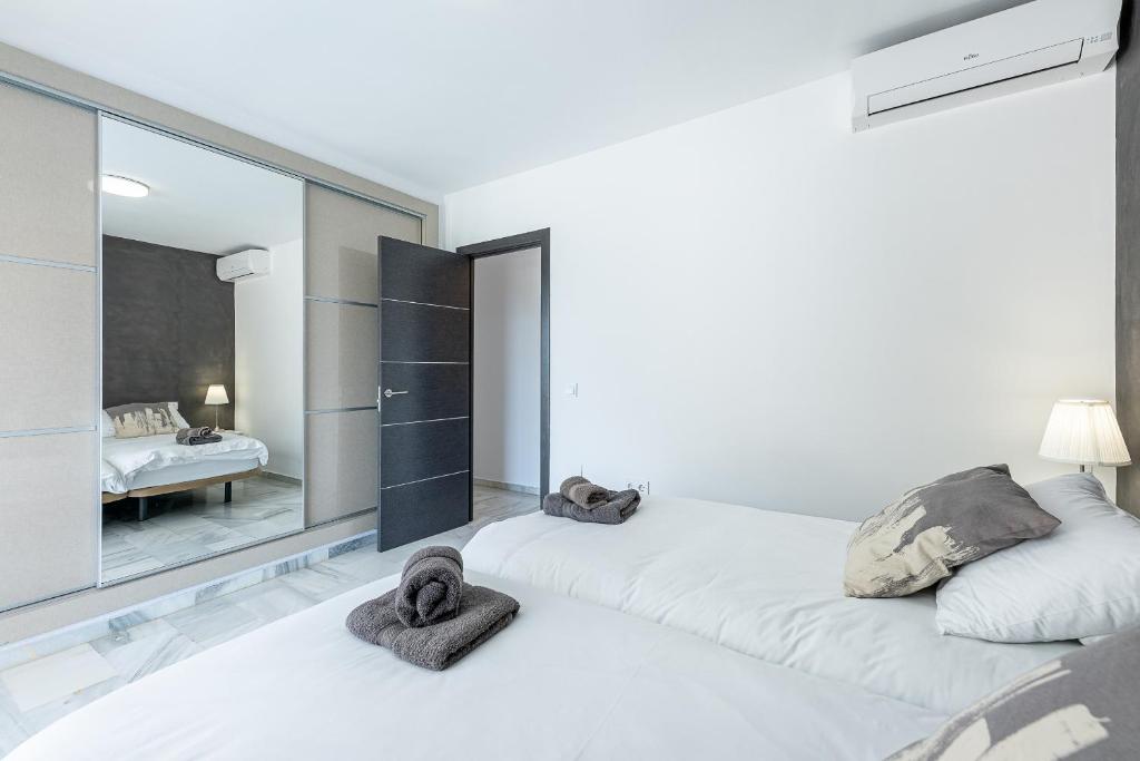 Łóżko lub łóżka w pokoju w obiekcie Luxury villa with Private Pool Benalmadena