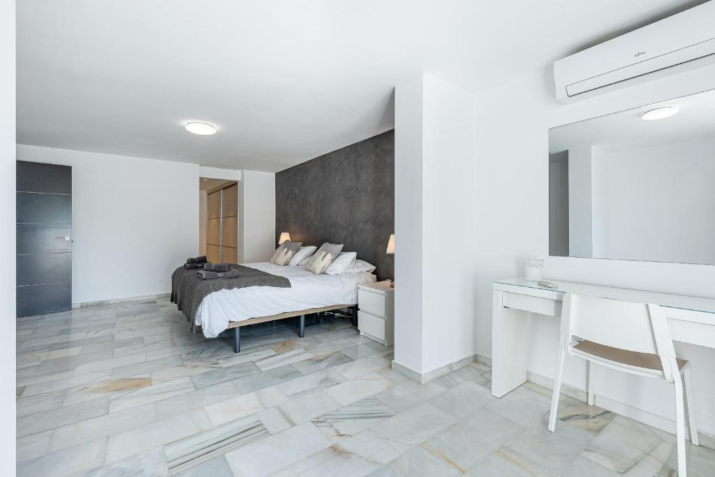 Łóżko lub łóżka w pokoju w obiekcie Luxury villa with Private Pool Benalmadena