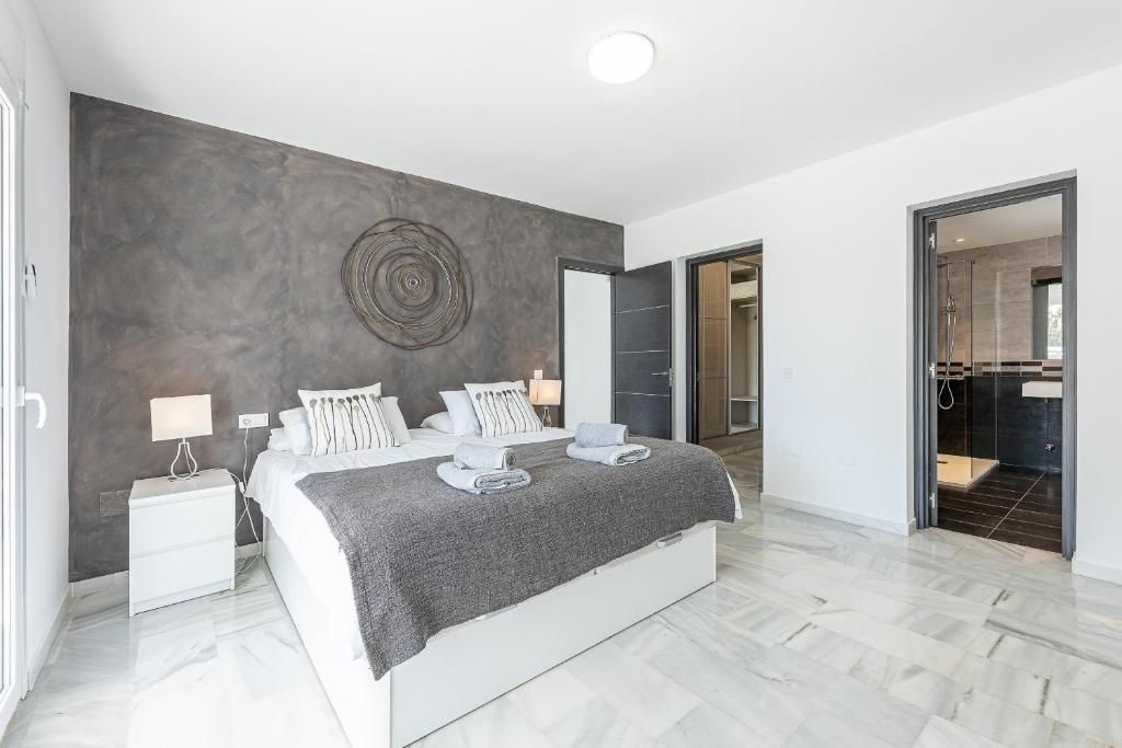 Łóżko lub łóżka w pokoju w obiekcie Luxury villa with Private Pool Benalmadena