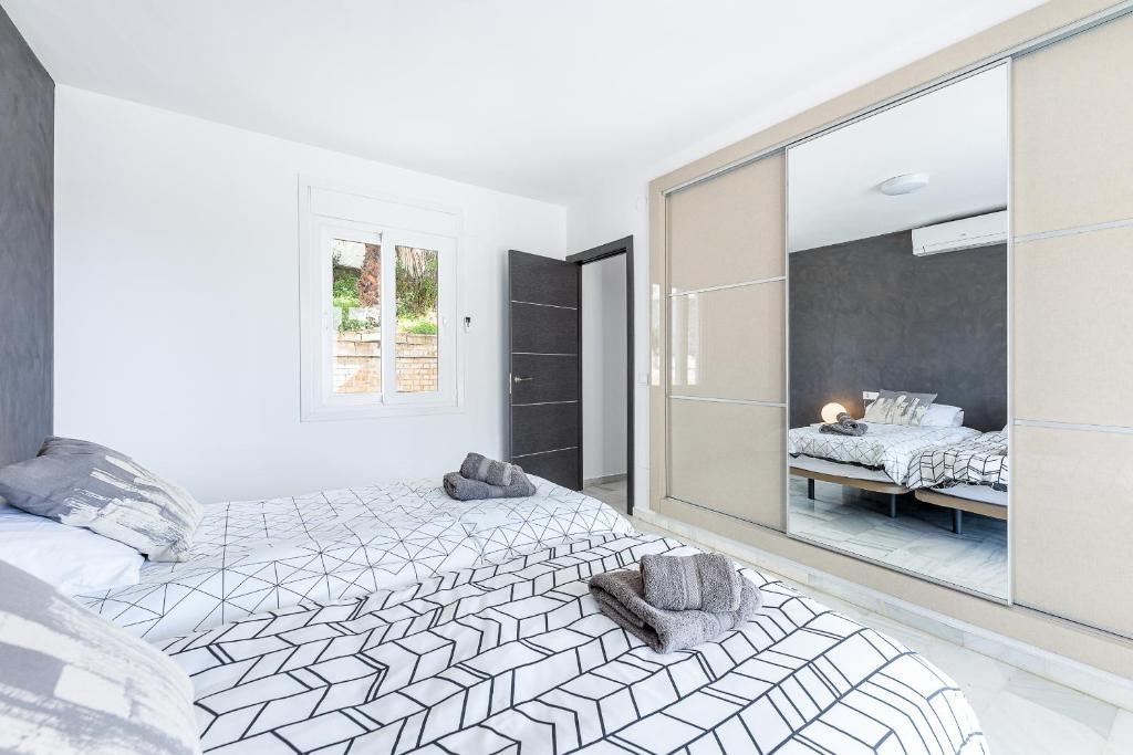 Łóżko lub łóżka w pokoju w obiekcie Luxury villa with Private Pool Benalmadena