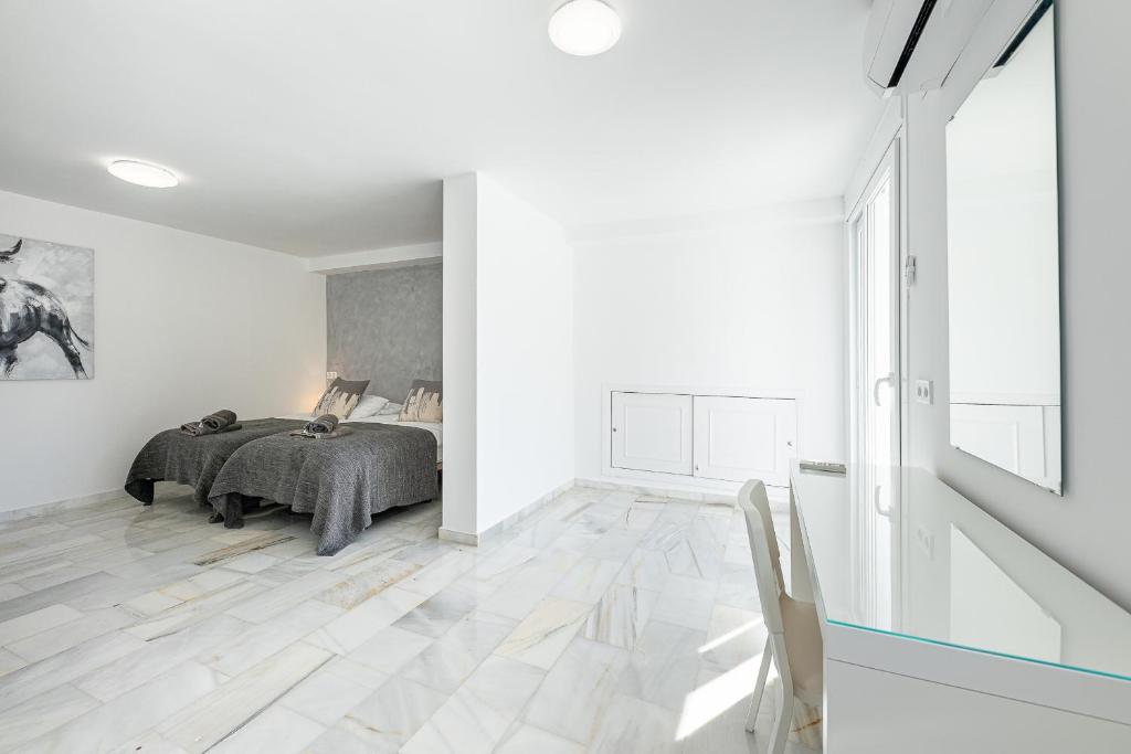 Łóżko lub łóżka w pokoju w obiekcie Luxury villa with Private Pool Benalmadena