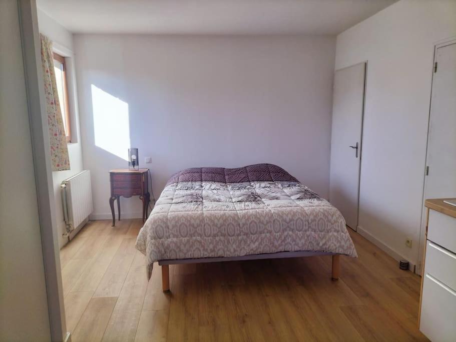1 dormitorio con 1 cama en una habitación blanca en Studio neuf à la campagne en Bressols