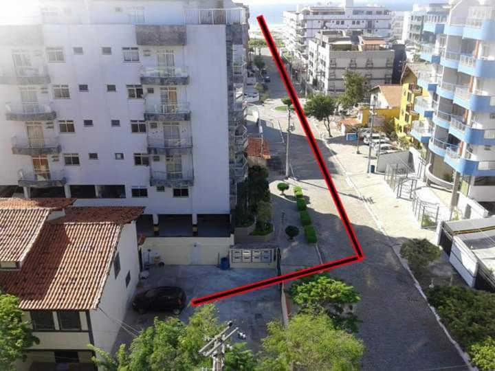 z góry widok na ulicę miejską z budynkami w obiekcie Flat- Conjugado w mieście Cabo Frio