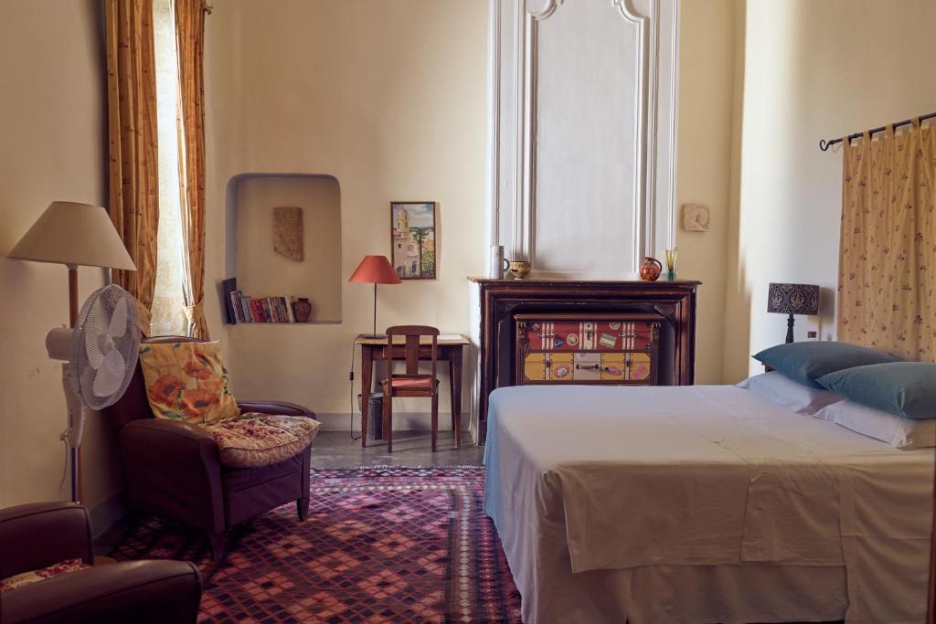 Postel nebo postele na pokoji v ubytování Hotel de L Orange