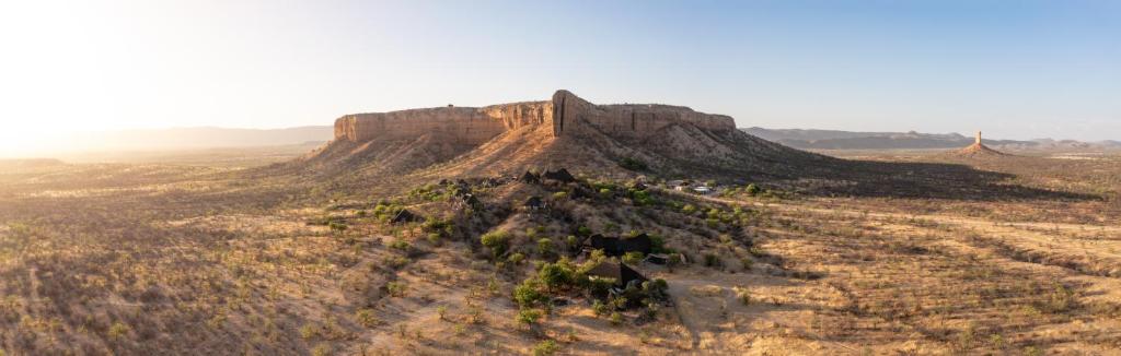 uma vista aérea de uma montanha no deserto em Vingerklip Lodge em Fingerklippe 