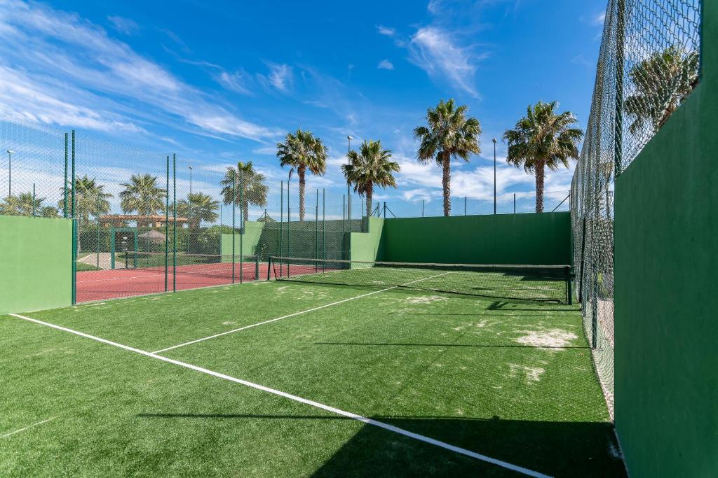 Tenis lub squash w obiekcie Las Arenas by Ĥ lub w pobliżu