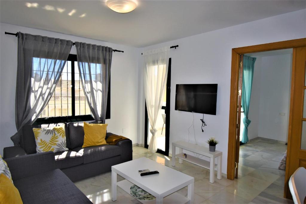 Televízia a/alebo spoločenská miestnosť v ubytovaní Pueblo Torrequebrada, Benalmadena 2 Bed Apt